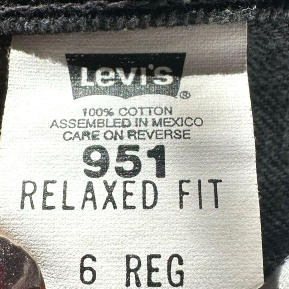 Vtg Levi’s 951 Shorts Relaxed Fit Cutoff Black Denim Raw Hem Hi Rise Womens Sz 6 - Picture 4 of 5